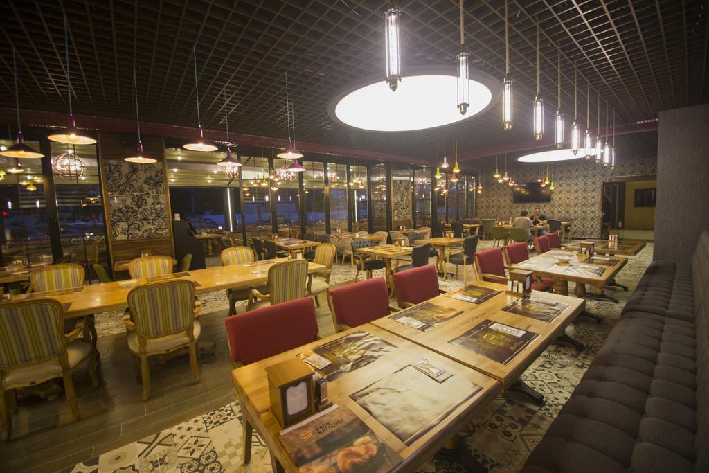 The Corner Hotel Sincan Bagian luar foto