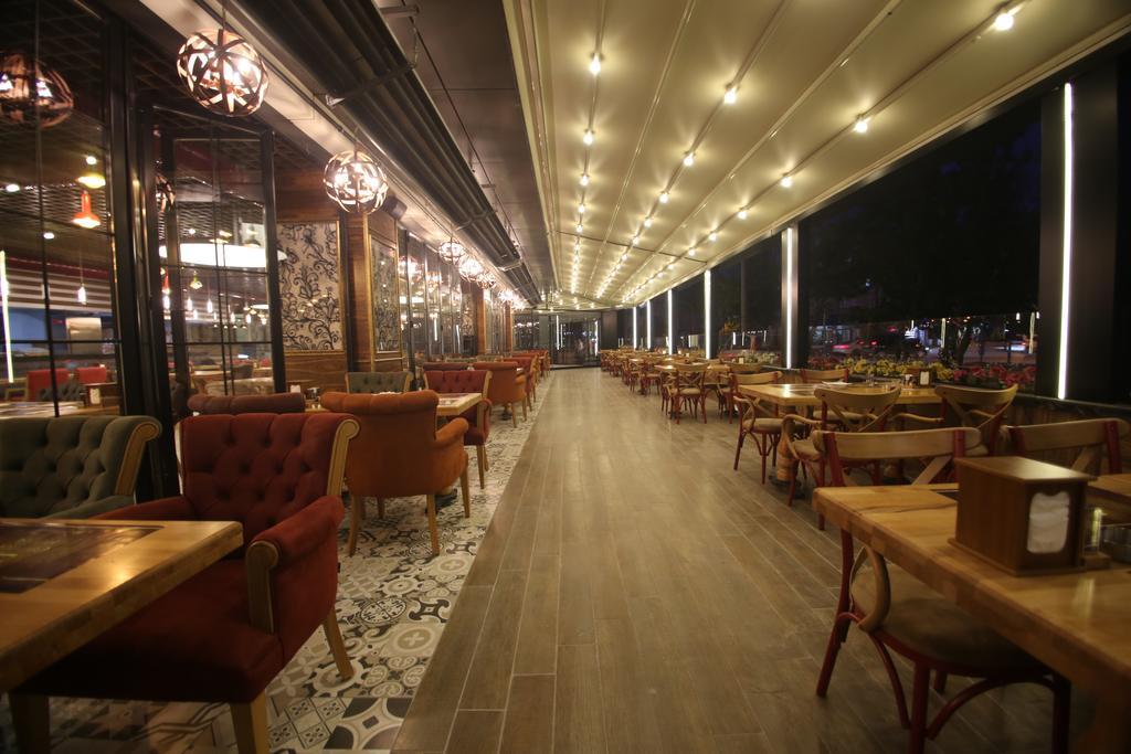 The Corner Hotel Sincan Bagian luar foto