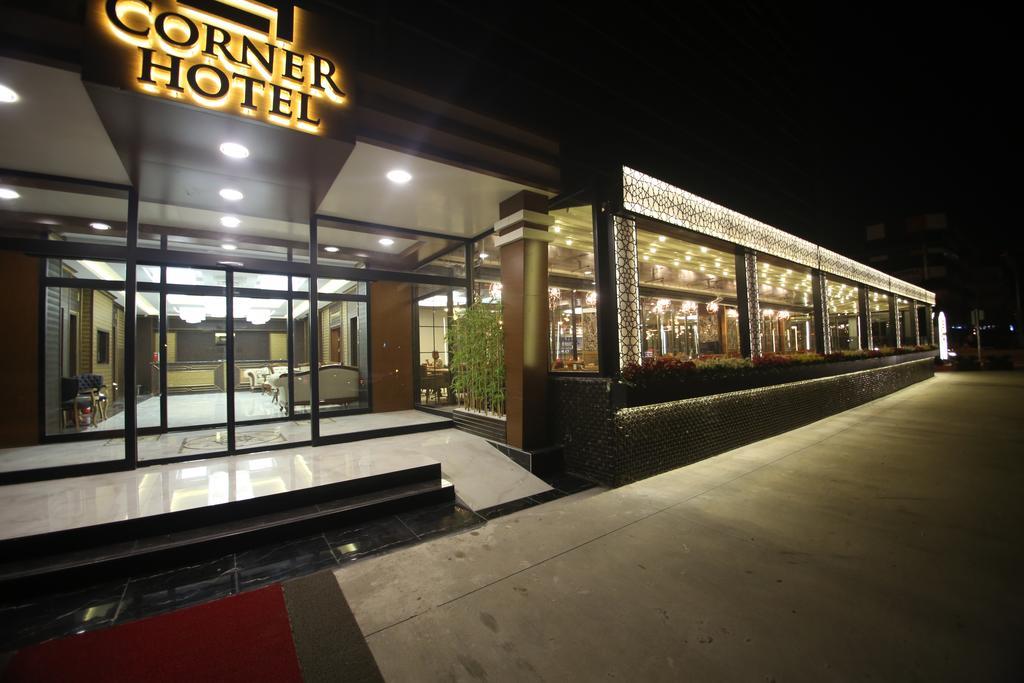 The Corner Hotel Sincan Bagian luar foto