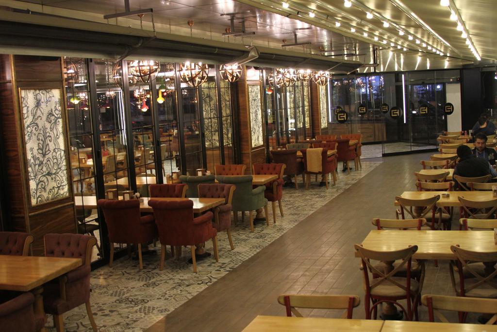 The Corner Hotel Sincan Bagian luar foto