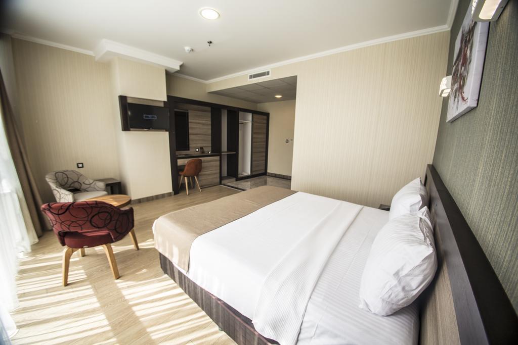 The Corner Hotel Sincan Bagian luar foto