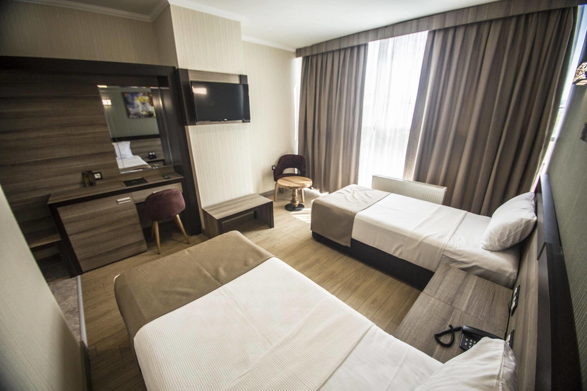 The Corner Hotel Sincan Bagian luar foto