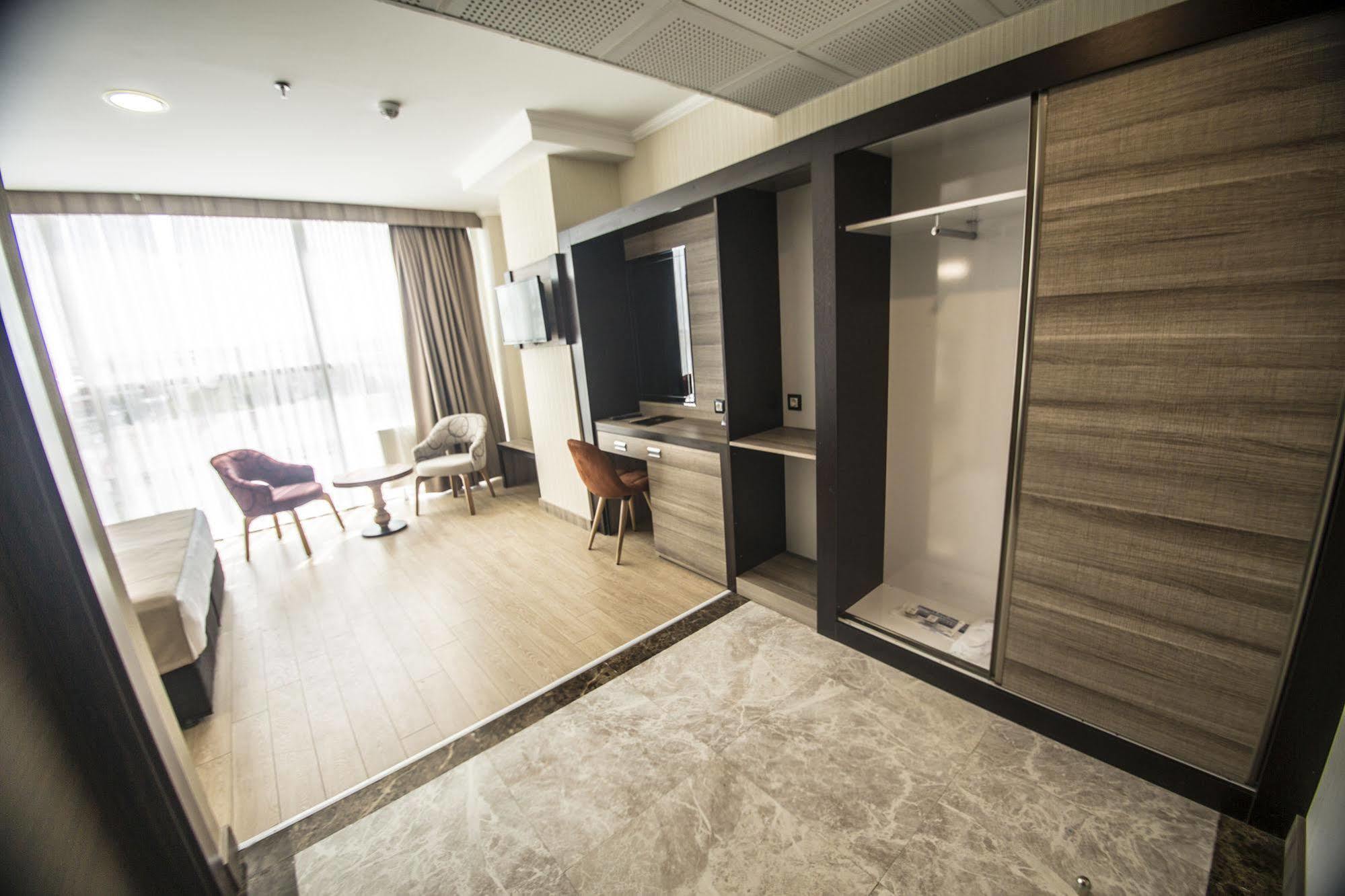 The Corner Hotel Sincan Bagian luar foto